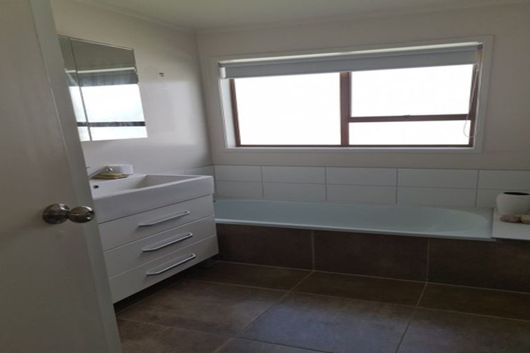 Photo of property in 1/5 Gulf View Road, Murrays Bay, Auckland, 0630