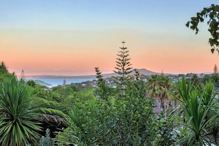 Photo of property in 16a Honeysuckle Lane, Mairangi Bay, Auckland, 0630