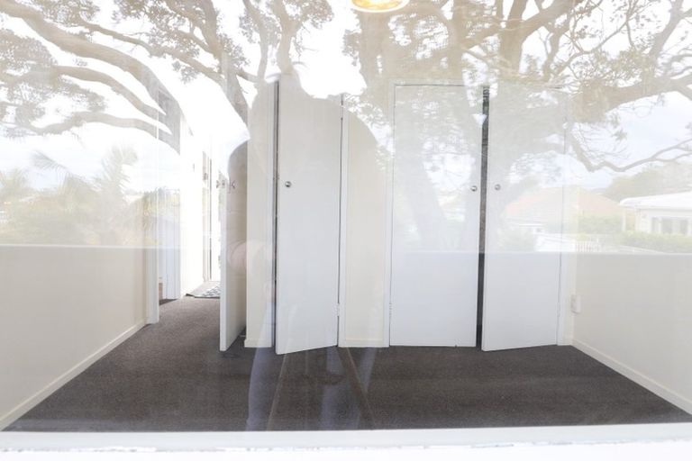 Photo of property in 4/77 Old Lake Road, Narrow Neck, Auckland, 0624