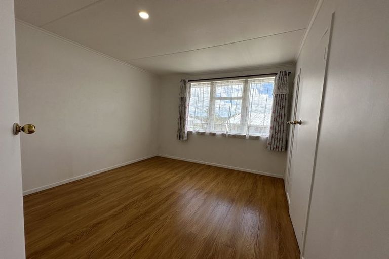 Photo of property in 2/8 Valdale Road, Henderson, Auckland, 0610