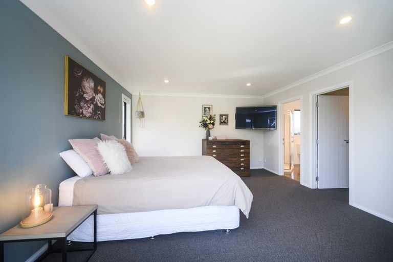 Photo of property in 25 Trump Place, Kelvin Grove, Palmerston North, 4414