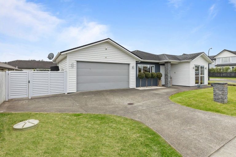 Photo of property in 16 Walter Ruddock Avenue, Kumeu, 0810