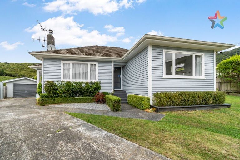 Photo of property in 35 Lees Grove, Wainuiomata, Lower Hutt, 5014