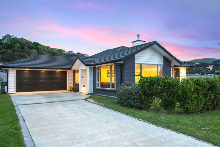Photo of property in 17 Resolution Drive, Whitby, Porirua, 5024