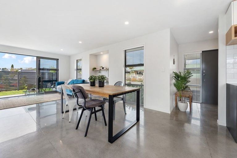 Photo of property in 6 Greenridge Lane, Merrilands, New Plymouth, 4312