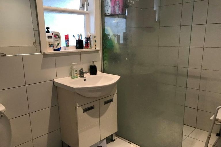 Photo of property in 4 Grande Vue Road, Papatoetoe, Auckland, 2025