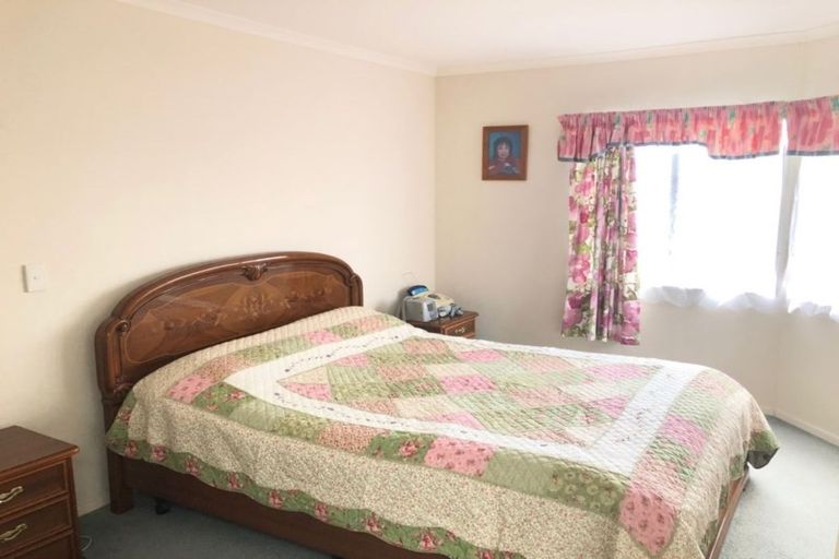 Photo of property in 33a Oakwood Grove, Eastern Beach, Auckland, 2012
