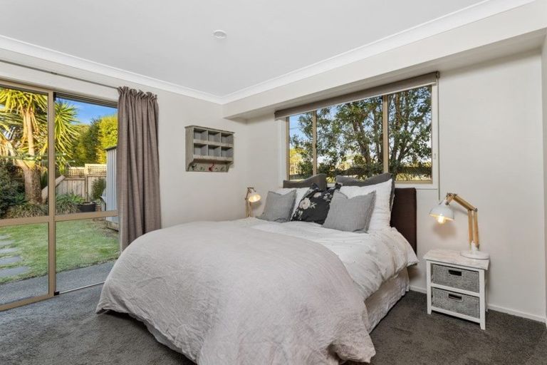 Photo of property in 14 Stonedge Lane, Rosedale, Auckland, 0632