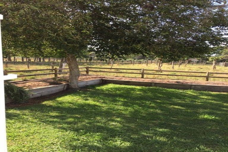 Photo of property in 60 Lathrope Road, Kumeu, 0892