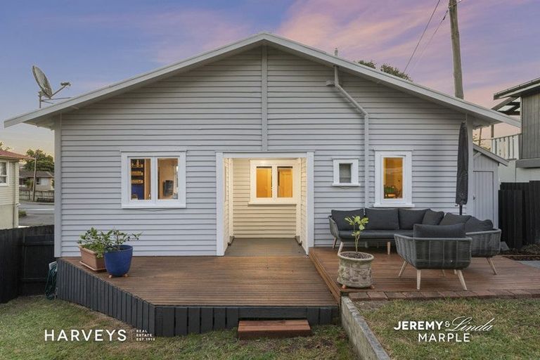 Photo of property in 1/112a View Road, Sunnyvale, Auckland, 0612
