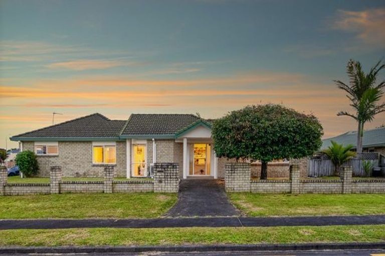 Photo of property in 2 Amadeus Place, Northpark, Auckland, 2013