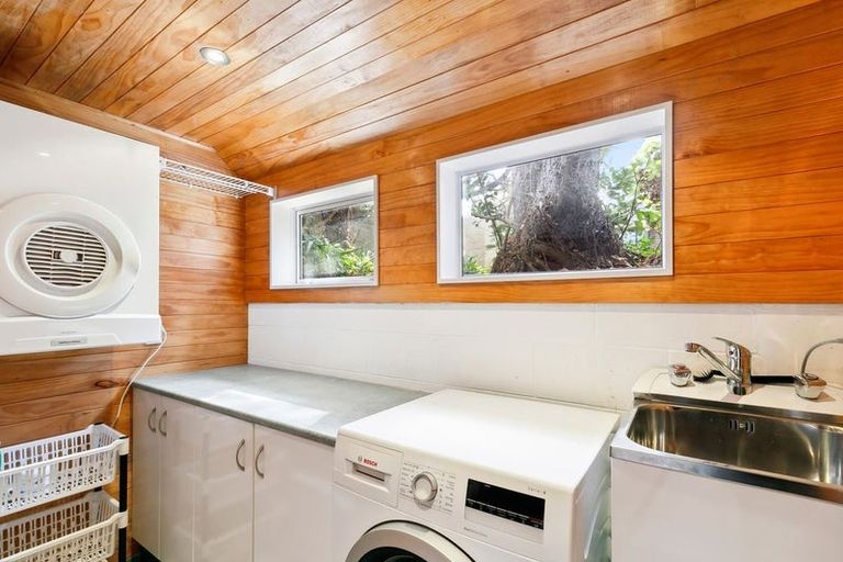 Photo of property in 3 Countess Close, Maupuia, Wellington, 6022