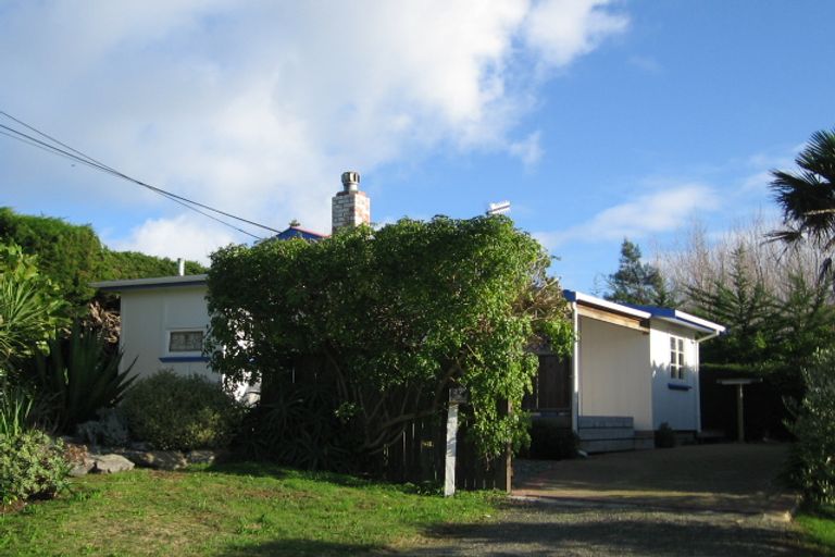 Photo of property in 27 Ngapaki Street, Waikanae Beach, Waikanae, 5036