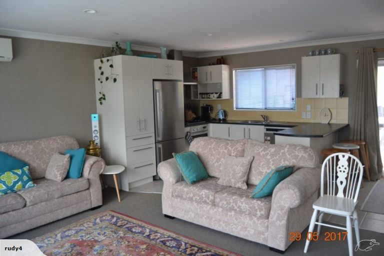 Photo of property in 9 Edgware Road, West Harbour, Auckland, 0618