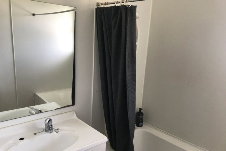 Photo of property in 4 Hereford Street, Te Atatu Peninsula, Auckland, 0610