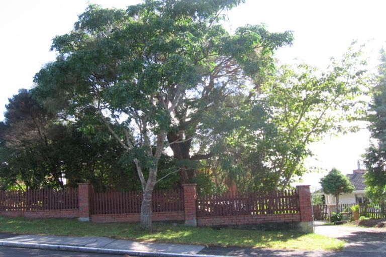 Photo of property in 28 Waitaki Street, Henderson, Auckland, 0612