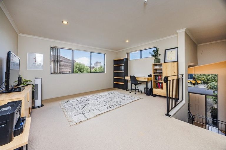 Photo of property in 24 Corsica Way, Karaka, Papakura, 2113