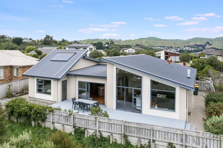 Photo of property in 9 Greenstone Place, Aotea, Porirua, 5024