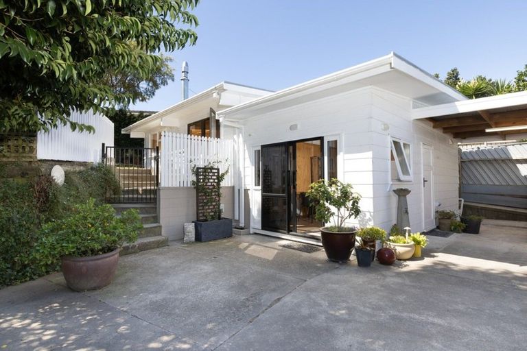 Photo of property in 90 Resolution Road, Welcome Bay, Tauranga, 3112