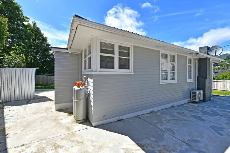Photo of property in 16 Rintoul Grove, Stokes Valley, Lower Hutt, 5019
