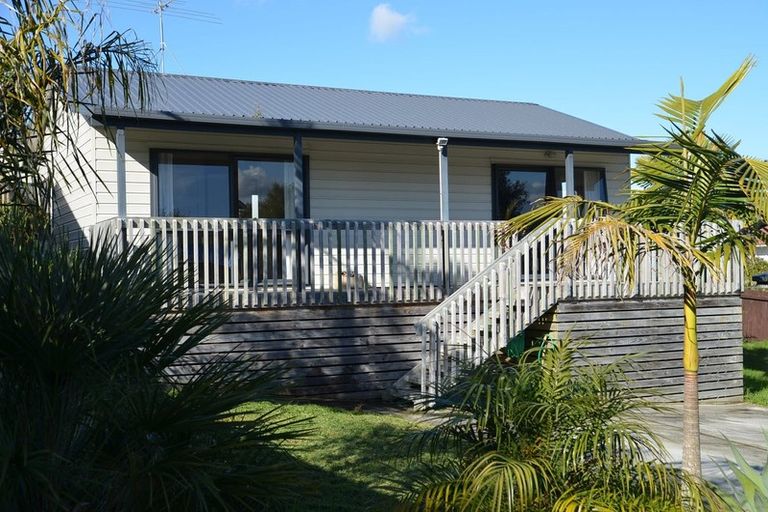 Photo of property in 21 Lantana Road, Green Bay, Auckland, 0604