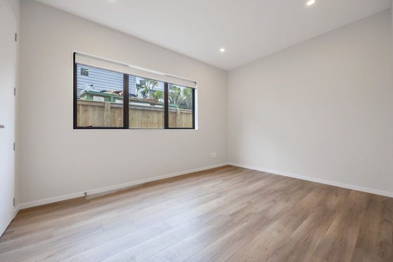 Photo of property in 3b Nor'east Drive, Northcross, Auckland, 0632