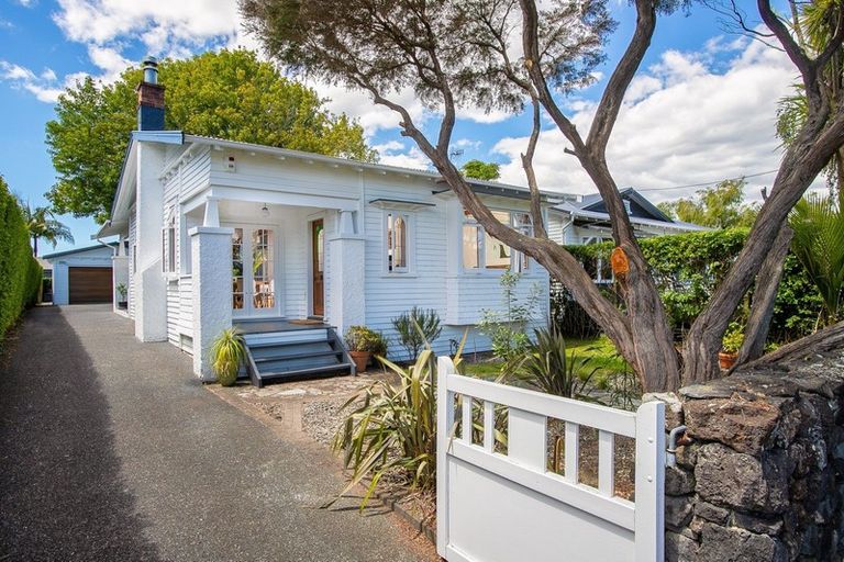 Photo of property in 3 Hawea Road, Point Chevalier, Auckland, 1022