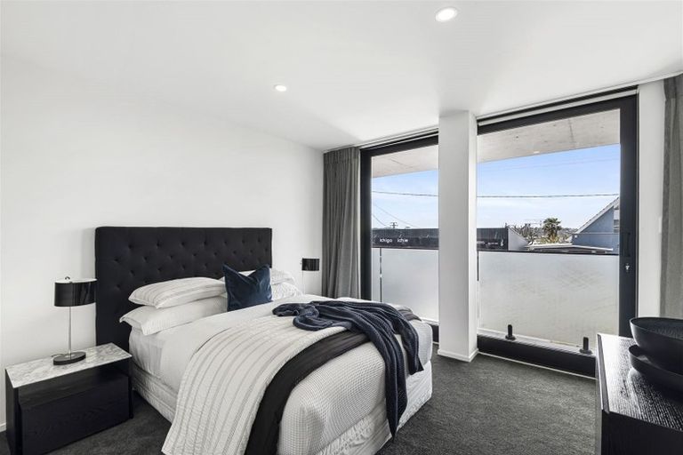 Photo of property in 11a Montgomery Avenue, Rothesay Bay, Auckland, 0630