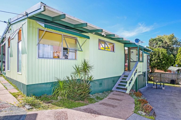 Photo of property in 6 Quiet Street, Te Atatu South, Auckland, 0610