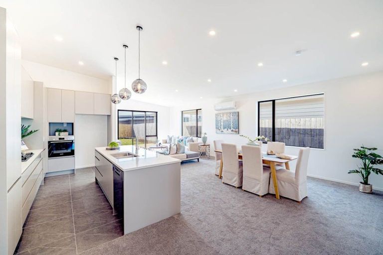 Photo of property in 8 Poutawa Lane, Clarks Beach, 2122