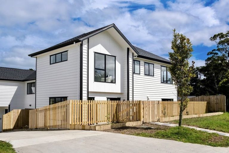 Photo of property in 18a Edgware Road, West Harbour, Auckland, 0618