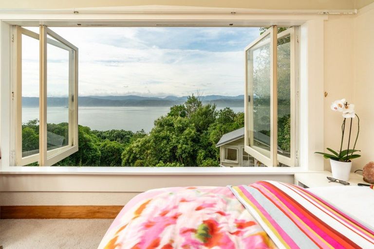 Photo of property in 46 Fortification Road, Karaka Bays, Wellington, 6022