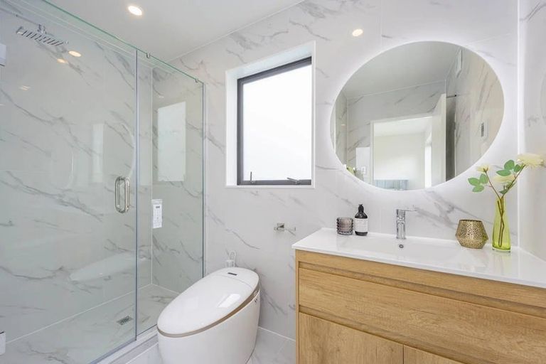 Photo of property in 8/6 Woodhouse Place, West Harbour, Auckland, 0618