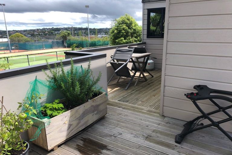 Photo of property in 1/6 County Road, Torbay, Auckland, 0630