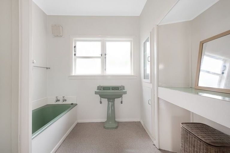 Photo of property in 69 Trelissick Crescent, Ngaio, Wellington, 6035