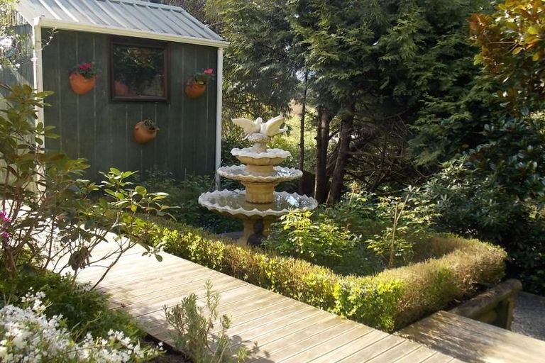 Photo of property in 2 Freemans Way, Pinehaven, Upper Hutt, 5019