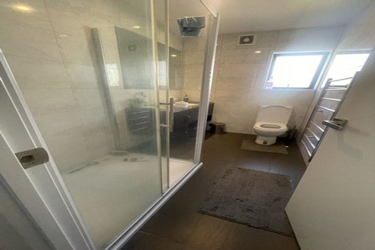 Photo of property in 2/21a Ludlow Terrace, Totara Vale, Auckland, 0627