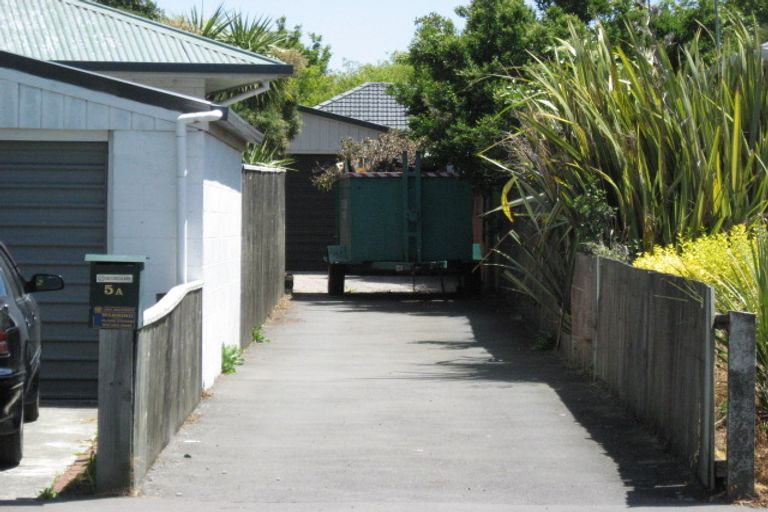 Photo of property in 1/5 Pinehurst Crescent, Russley, Christchurch, 8042