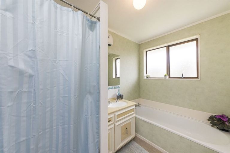 Photo of property in 2b Droylsden Place, Palmerston North, 4410