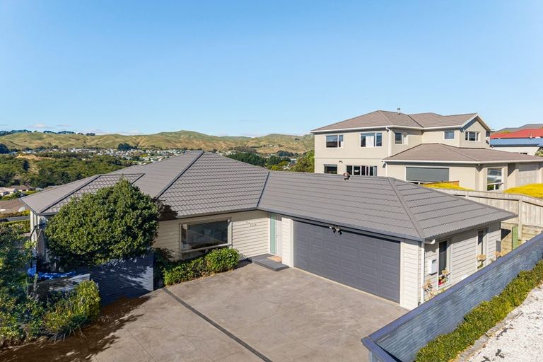 Photo of property in 5 Tongariro Drive, Aotea, Porirua, 5024