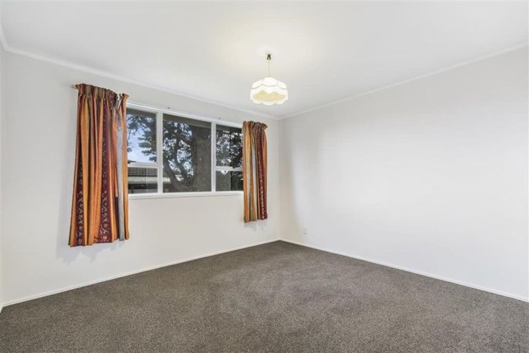 Photo of property in 16 Foyle Place, Glendene, Auckland, 0602
