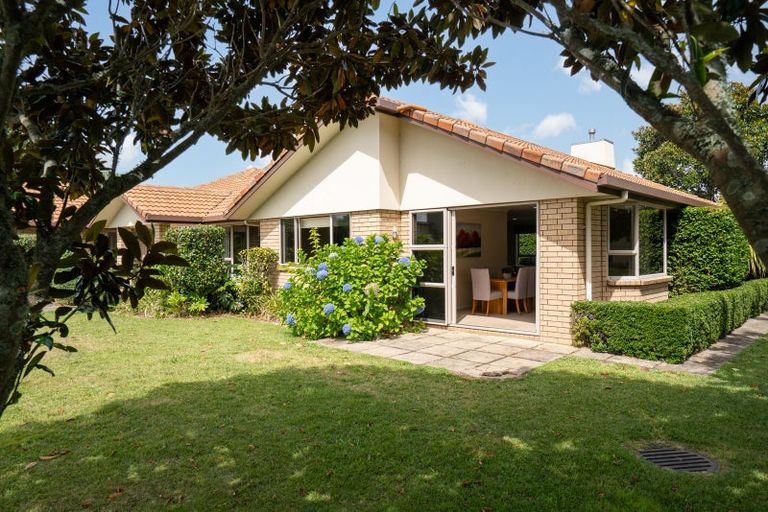 Photo of property in 1 Glenroy Place, Green Bay, Auckland, 0604