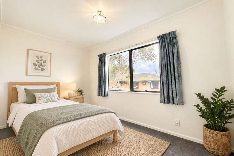 Photo of property in 1/17 Orchid Place, Te Atatu South, Auckland, 0610