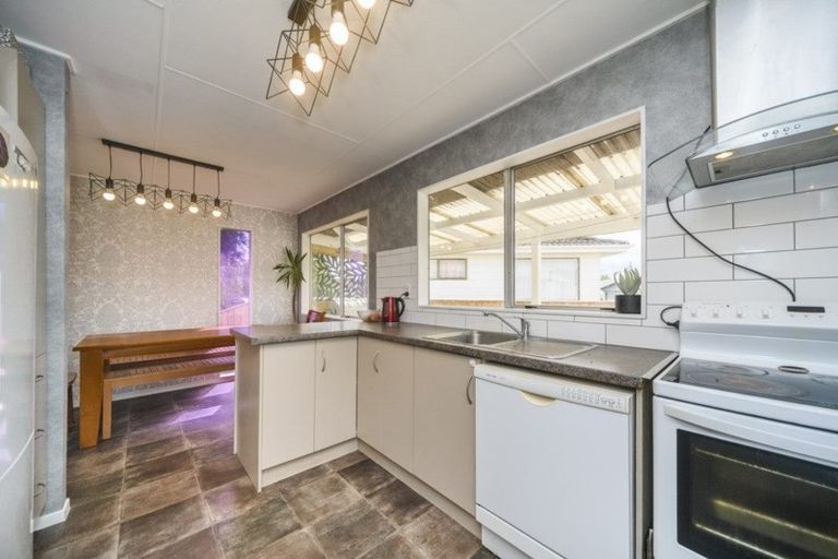 Photo of property in 18 Cumberland Place, Kelvin Grove, Palmerston North, 4414