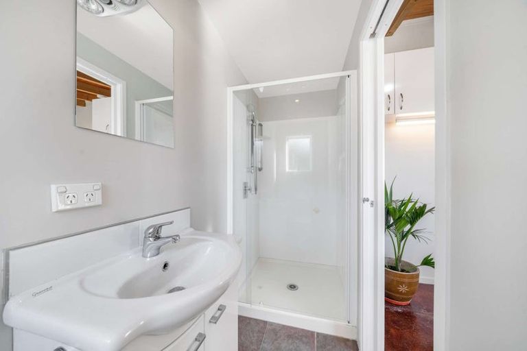 Photo of property in 46a Farquhar Road, Glendene, Auckland, 0602