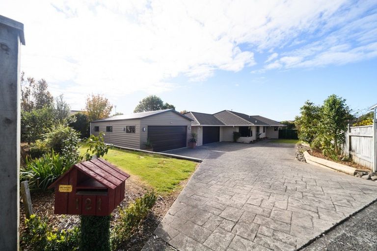 Photo of property in 121 Summerhill Drive, Fitzherbert, Palmerston North, 4410