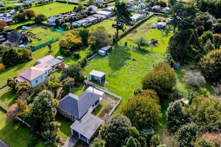 Photo of property in 16 Bridger Place, Eltham, 4322