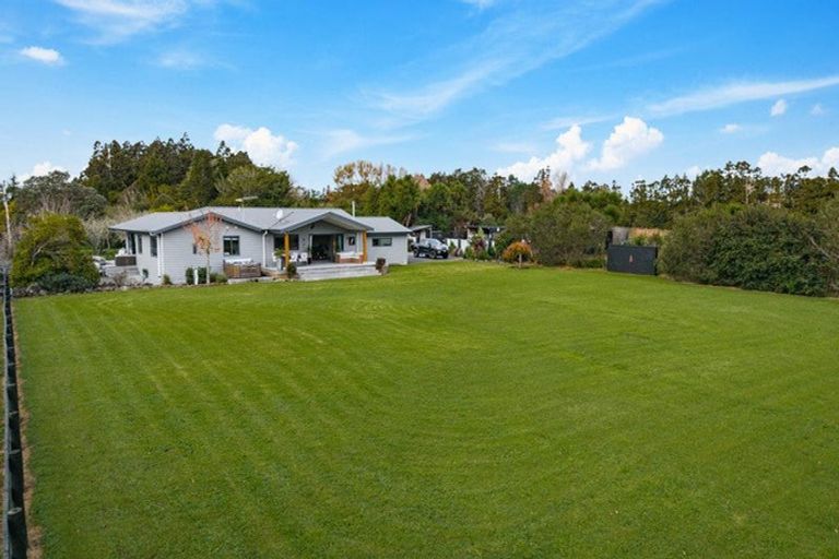 Photo of property in 124 Boord Crescent, Kumeu, 0891