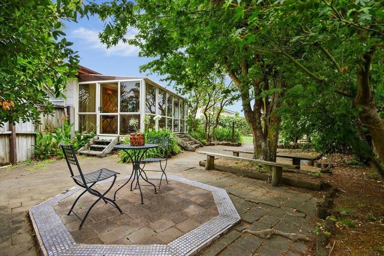 Photo of property in 30 Darren Crescent, Half Moon Bay, Auckland, 2012