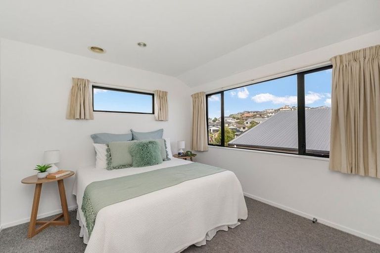 Photo of property in 16 Greenstone Place, Aotea, Porirua, 5024